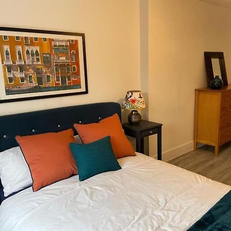Stunning And Spacious 2Bed Flat In Central Woking Exterior foto