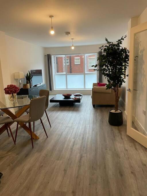 Stunning And Spacious 2Bed Flat In Central Woking Exterior foto