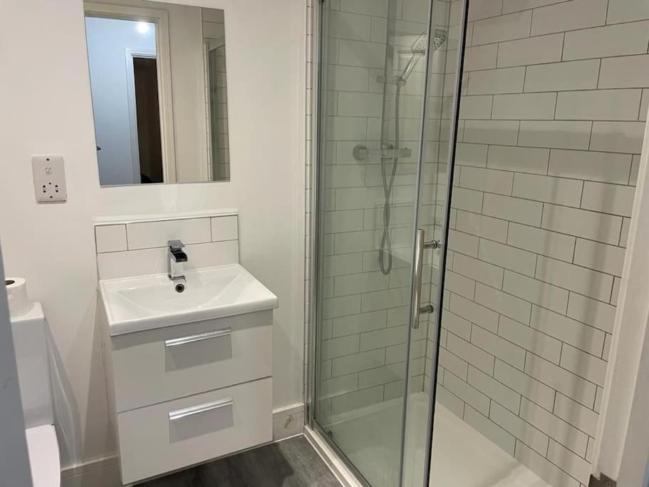 Stunning And Spacious 2Bed Flat In Central Woking Exterior foto