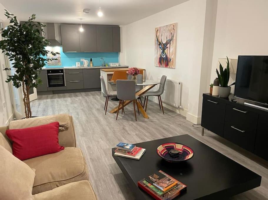 Stunning And Spacious 2Bed Flat In Central Woking Exterior foto