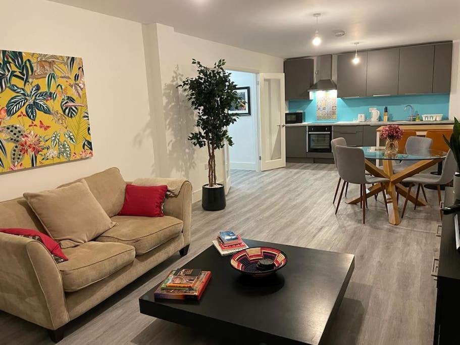 Stunning And Spacious 2Bed Flat In Central Woking Exterior foto